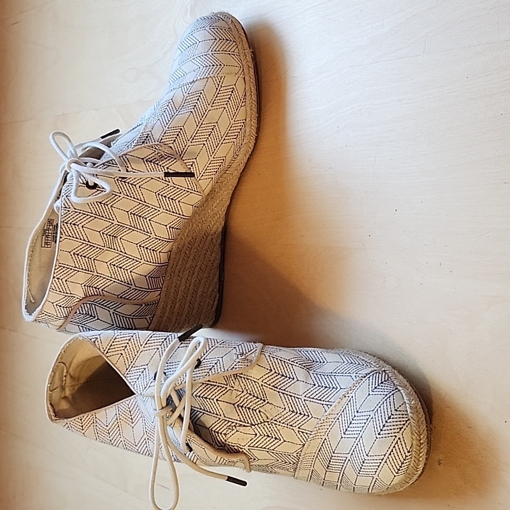 Toms cream and navy low ankle bootie wedge size 9.5